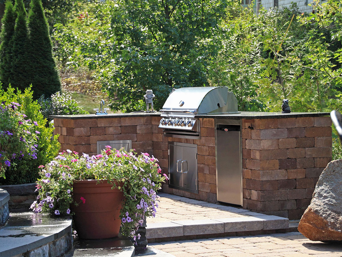 Outdoor Kitchen with plants